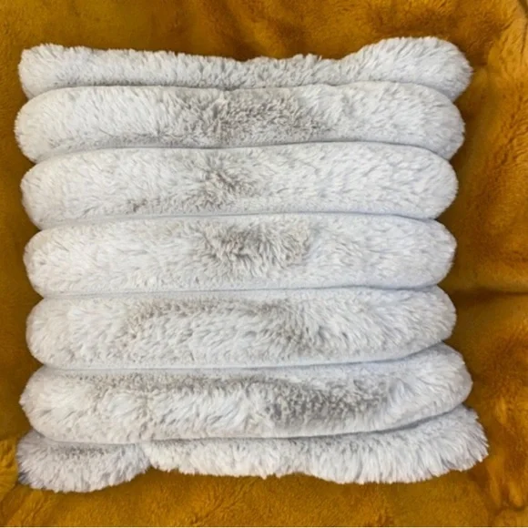 PUFFER FAUX FUR PILLOW - Picture 4 of 8